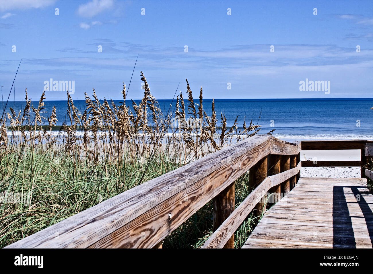 Elevata passerella in legno all'Oceano Atlantico in Florida Foto Stock