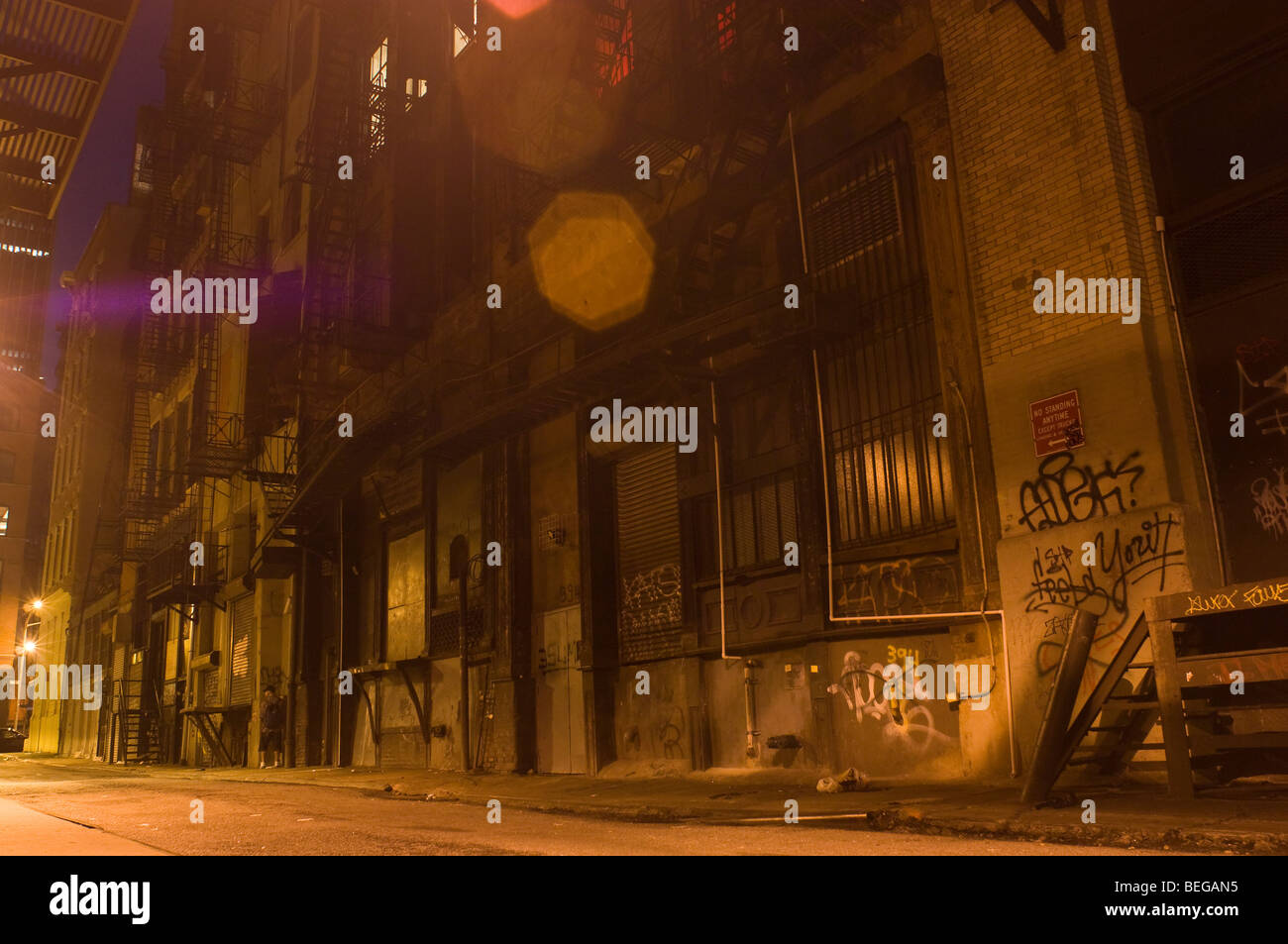 Cortlandt Alley di notte nella parte inferiore di Manhattan a New York Foto Stock