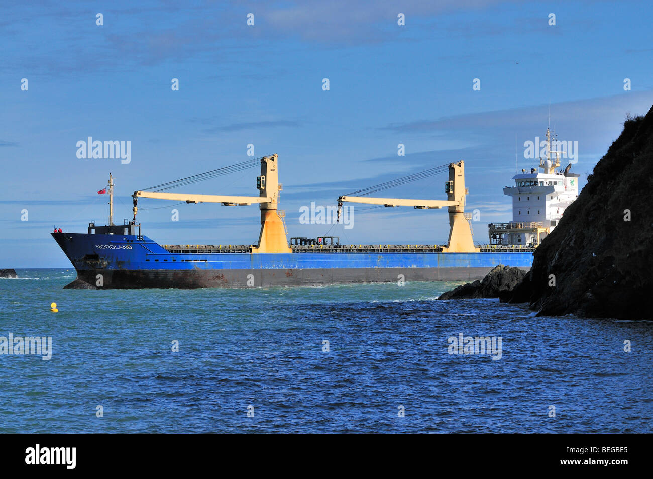 Tanker entrando Fowey estuario ,Cornovaglia . Foto Stock