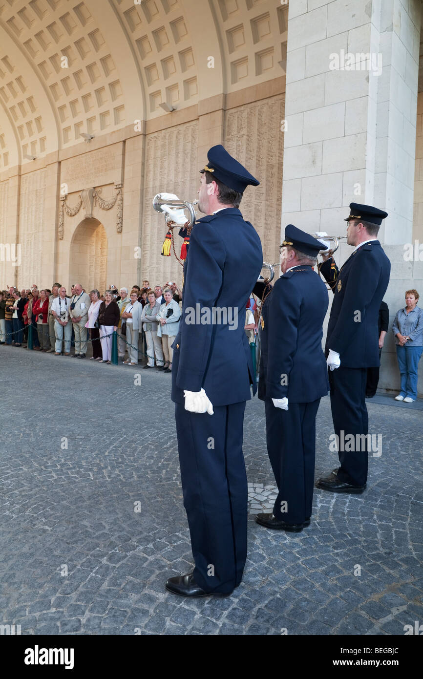 Buglers dalla lotta antincendio corps giocando l'Ultimo Post sotto il memoriale di Menin Gate. Foto Stock