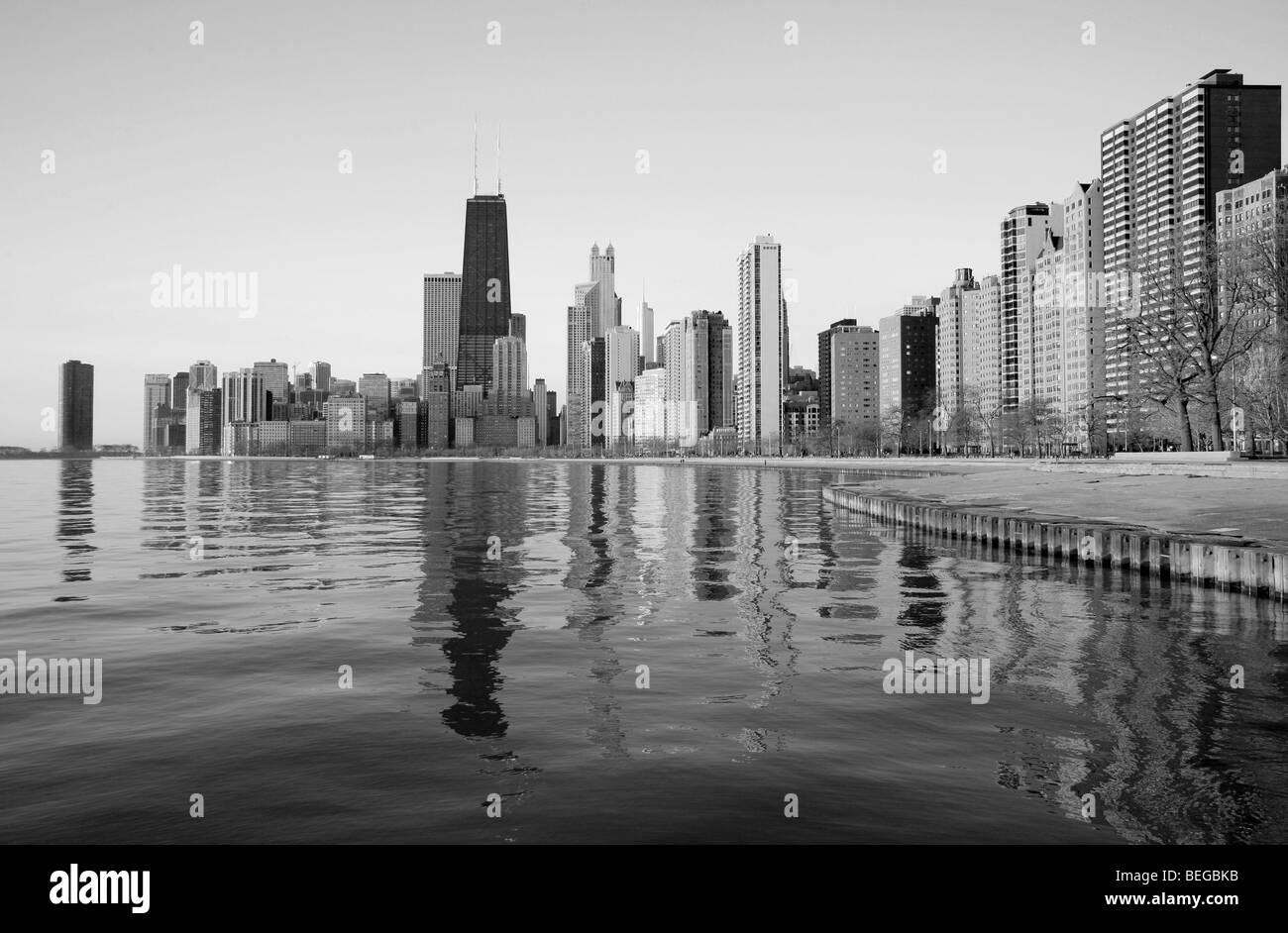 Downtown Chicago Illinois skyline della città di prima mattina con il lago Michigan cityscape di riflessione Foto Stock