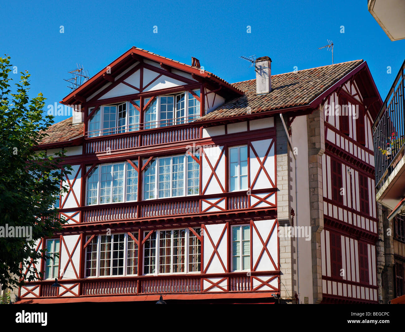 Tipiche Case a Saint Jean de Luz, Paese Basco, Francia. Foto Stock