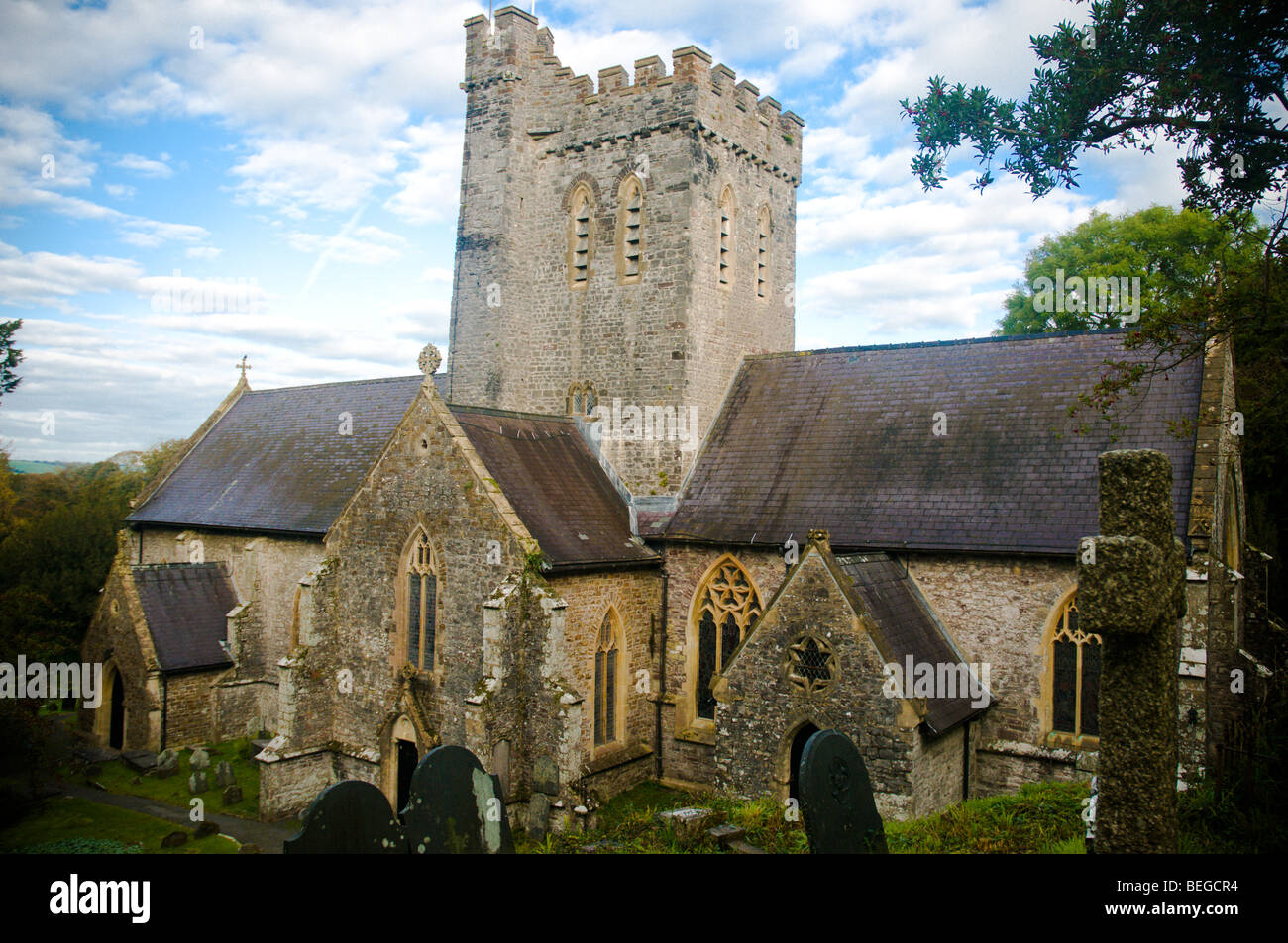 Vista della Chiesa a Laugharne in cui Dylan Thomas è sepolto. Foto Stock