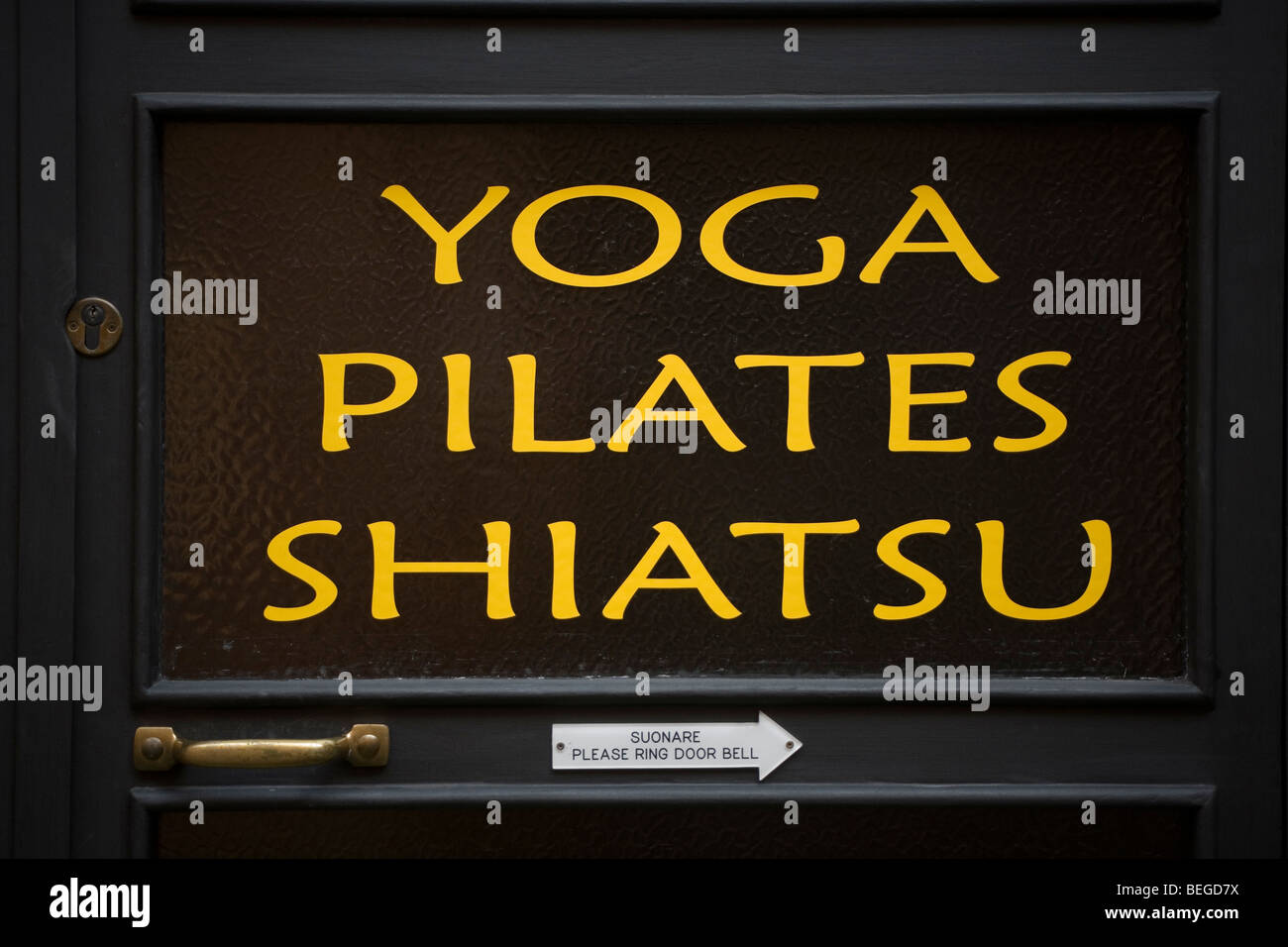 Il pilates yoga Shiatsu scritto su una porta di entrata Foto Stock