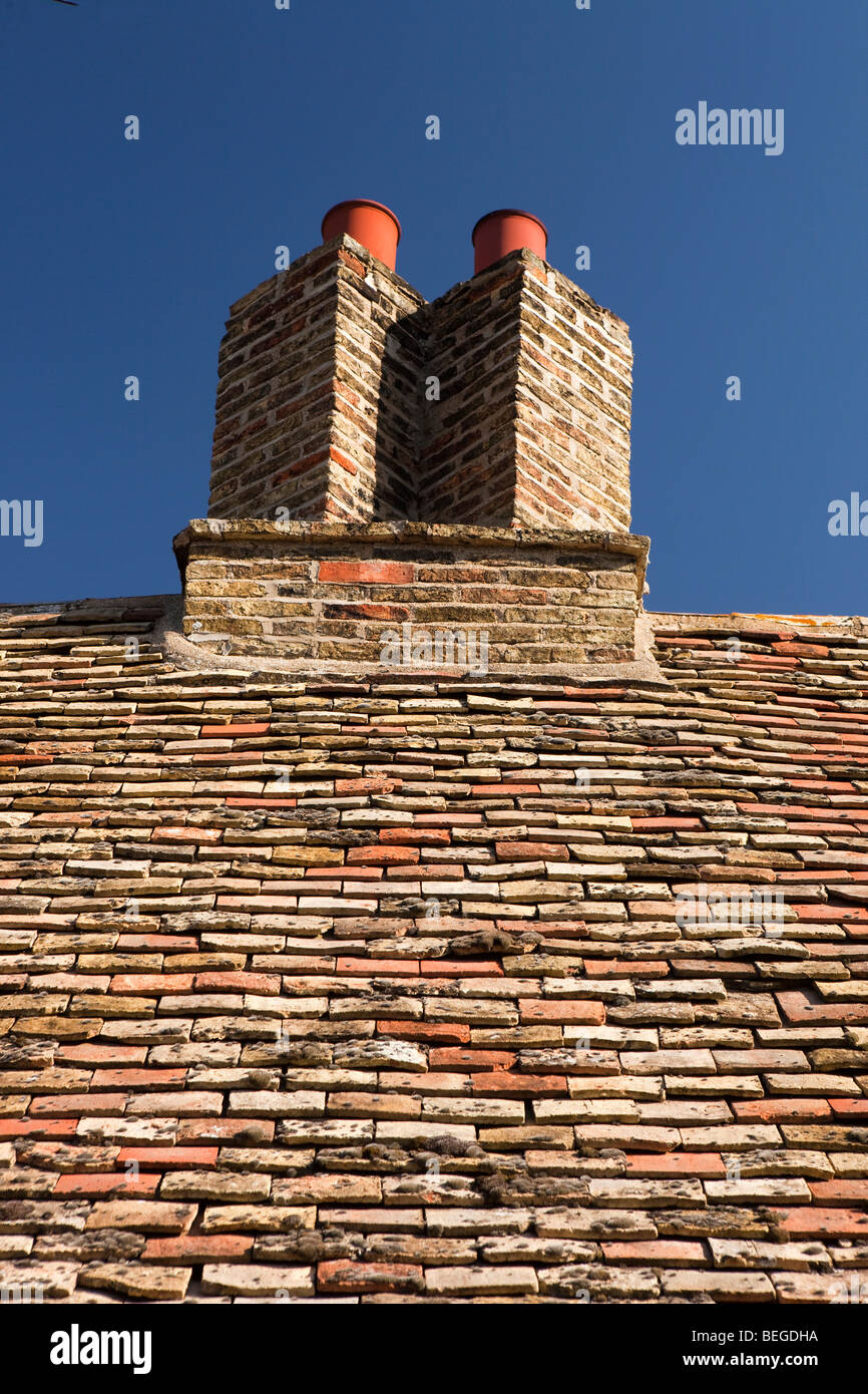 Inghilterra, Cambridgeshire, Fenstanton, cottage tetto è realizzato dal fabbricato localmente di piastrelle Foto Stock