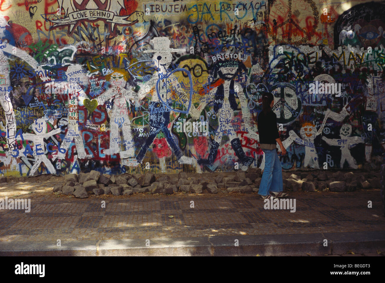 12 anno vecchia ragazza a Muro di John Lennon a Praga Foto Stock