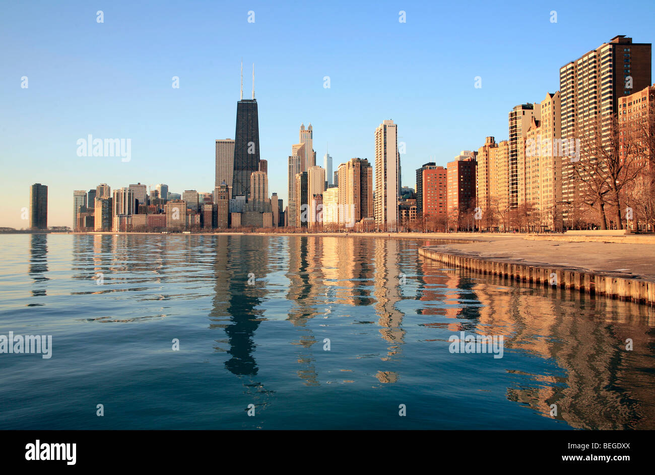 Downtown Chicago Illinois skyline della città al mattino presto con il lago Michigan acqua cityscape di riflessione Foto Stock