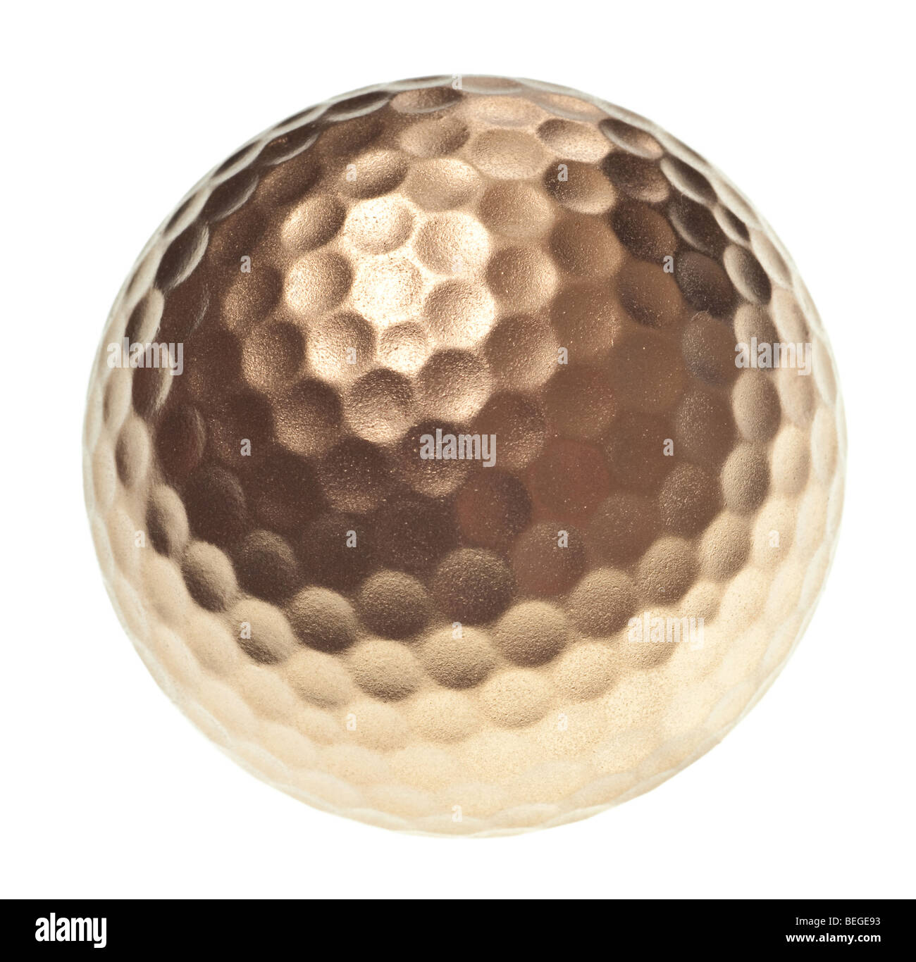 Oro pallina da golf isolato su un puro sfondo bianco Foto Stock