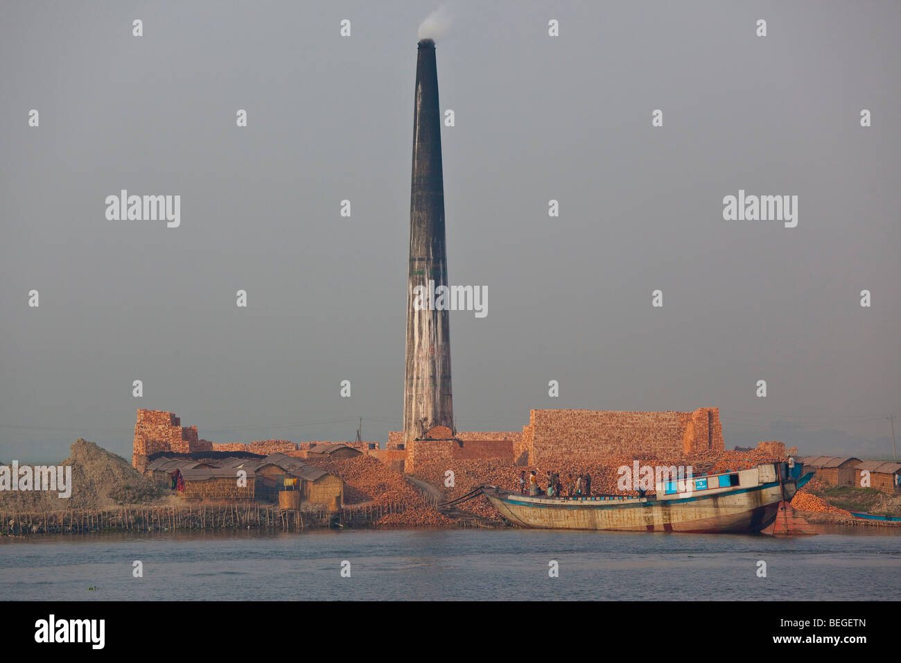 Fabbrica di mattoni sul fiume Buriganga vicino a Dacca in Bangladesh Foto Stock