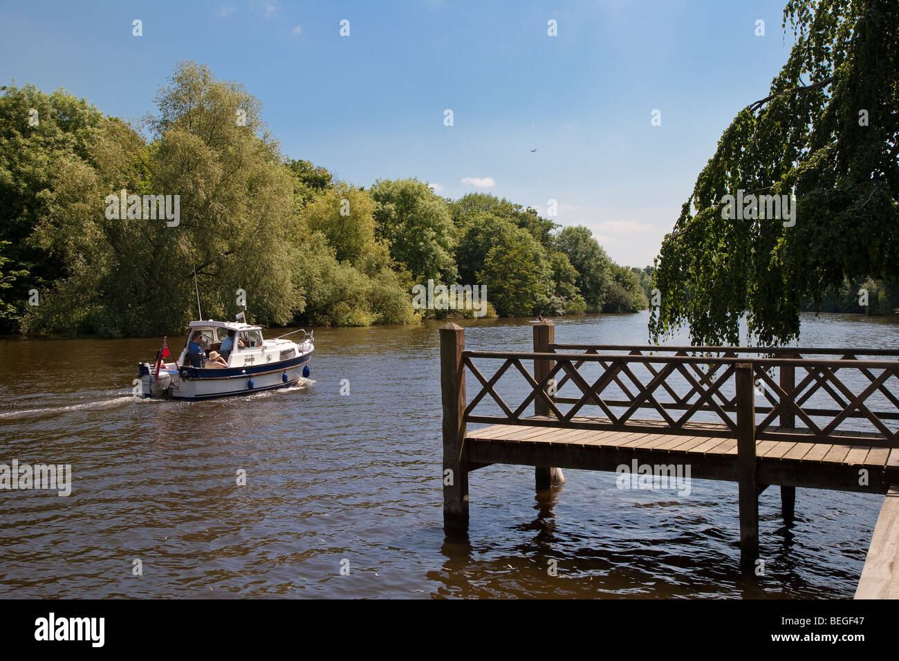 Piccola barca sul fiume Tamigi Nr Windsor Foto Stock