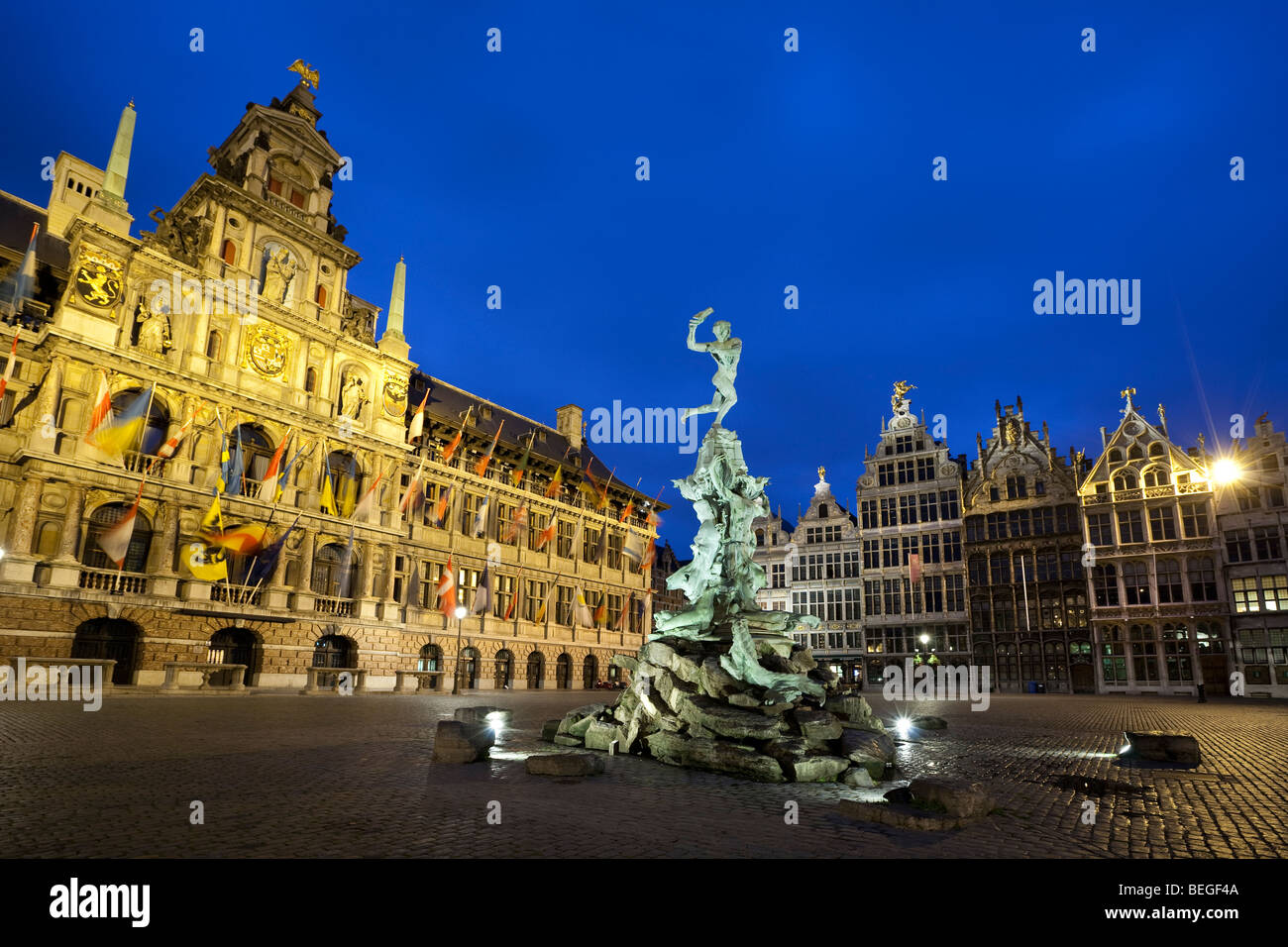 Night Shot del Grote Markt con il Municipio e Guild Halls. Foto Stock