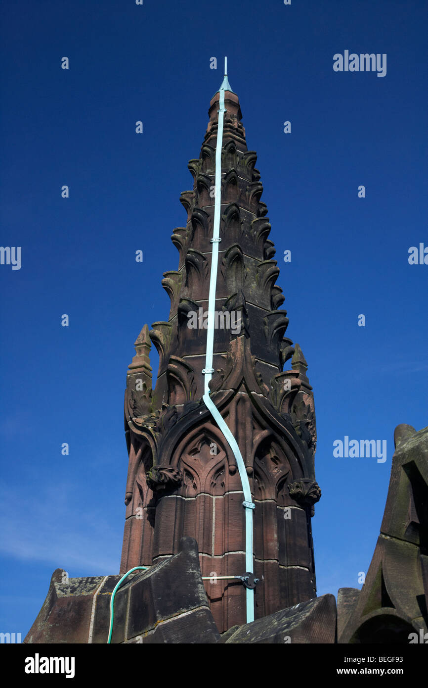 Striscia di rame parafulmine sulla sommità del Liverpool Cathedral vecchio edificio Merseyside England Regno Unito Foto Stock