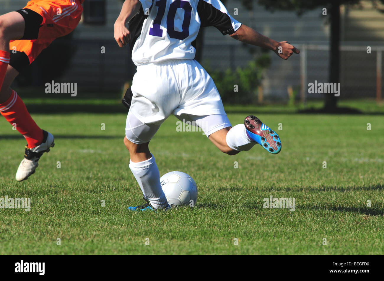 Il calcio giovanile giocatori sul campo Foto Stock