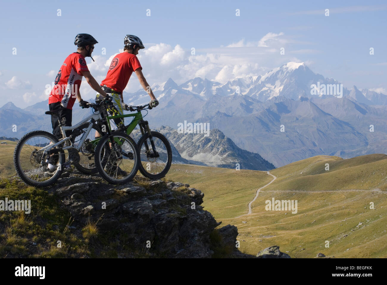 Due i ciclisti di montagna si affacciano su un paesaggio alpino con il Mont Blanc in distanza. Foto Stock