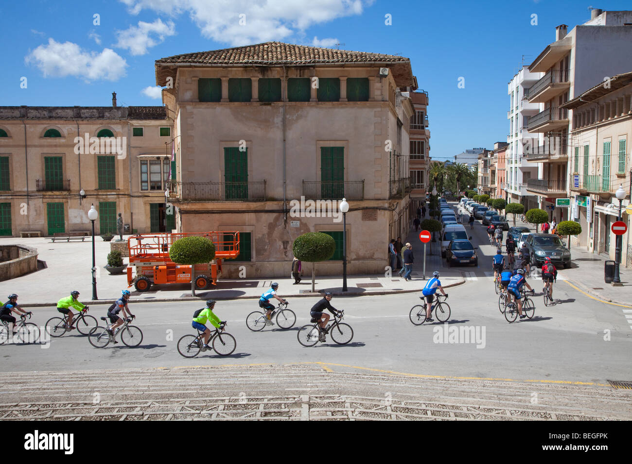 Gara ciclistica attraverso strade di Felanitx Mallorca Spagna Spain Foto Stock