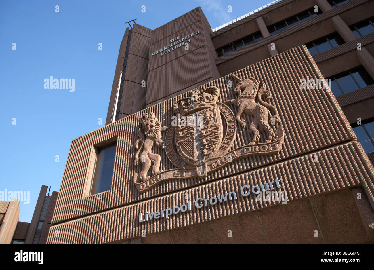 Stemma reale al di fuori di Liverpool Crown Court nel Queen Elizabeth II tribunali edificio nel centro di Liverpool Foto Stock