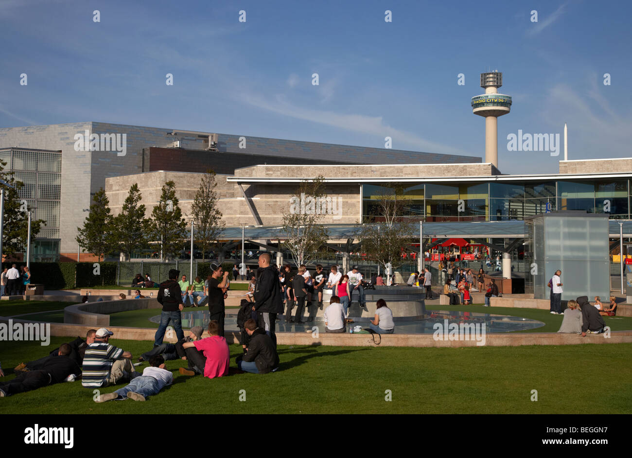 Persone in Chavasse Park parte del liverpool uno sviluppo di rigenerazione nel centro di Liverpool Merseyside England Regno Unito Foto Stock