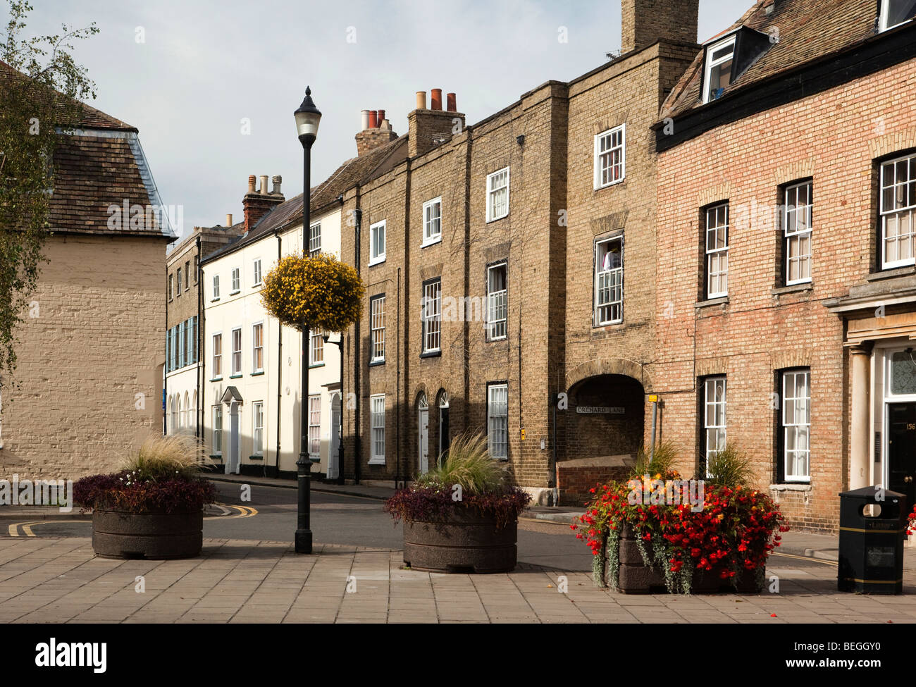 Inghilterra, Cambridgeshire, Huntingdon, High Street, elegante a 3 piani case Regency Foto Stock