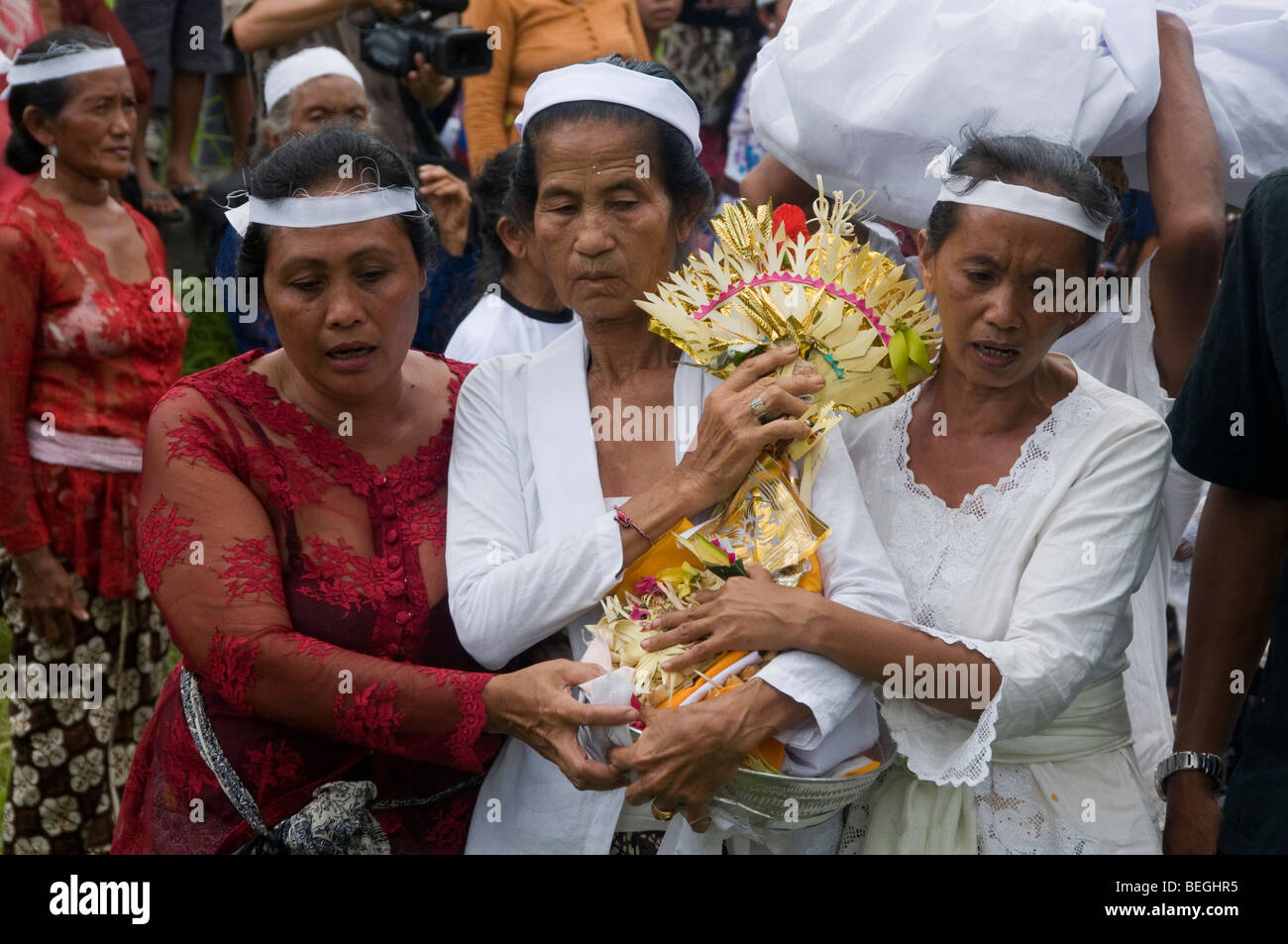 Le donne in lutto a un tradizionale di pompe funebri e di cremazione nella cerimonia di Ubud a Bali Indonesia Foto Stock