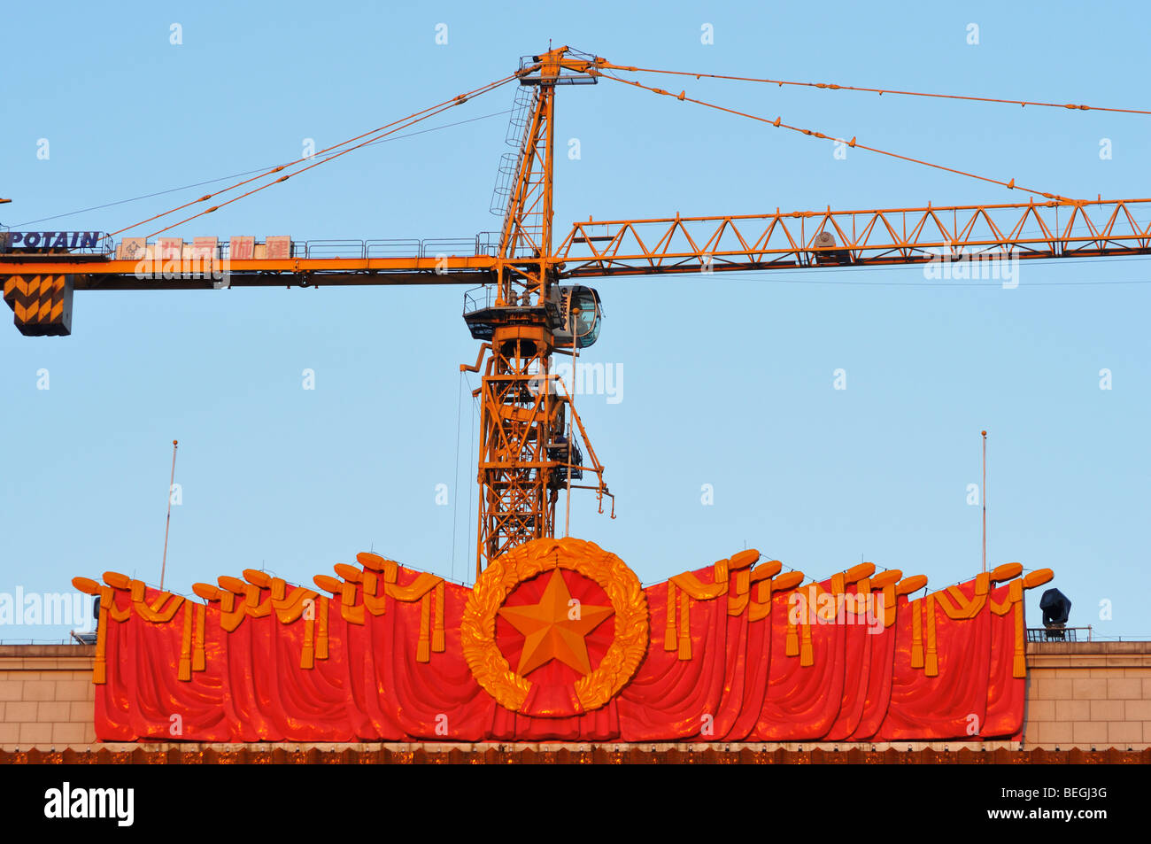 Costruzione in corso presso il museo nazionale della Cina durante un bel tramonto Foto Stock