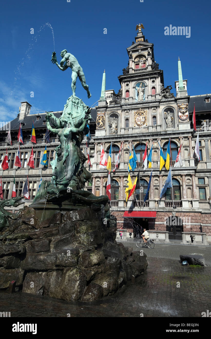 Brabo fontana di fronte al Municipio di Grote Markt. Foto Stock