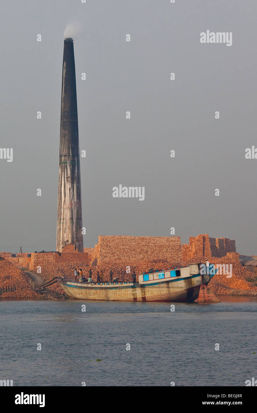 Fabbrica di mattoni sul fiume Buriganga vicino a Dacca in Bangladesh Foto Stock