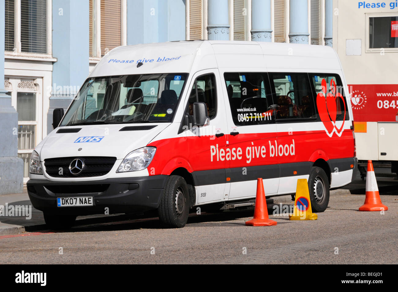 NHS di donatori di sangue di raccolta mobile veicoli parcheggiati in London street Foto Stock