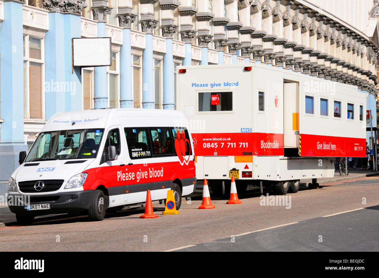 NHS di donatori di sangue di raccolta mobile veicoli parcheggiati in London street Foto Stock