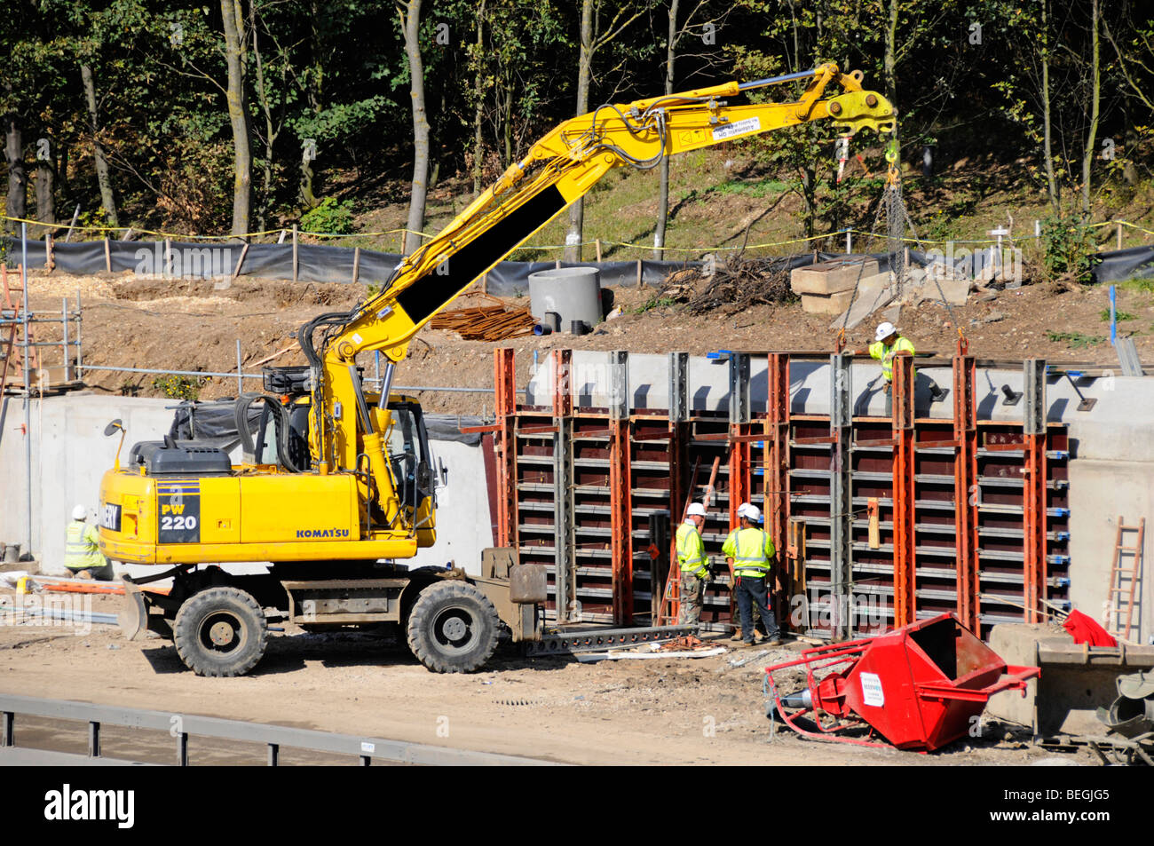 Operai che lavorano su cemento di fissaggio struttura di parete come parte di M25 Autostrada slargo schema Foto Stock