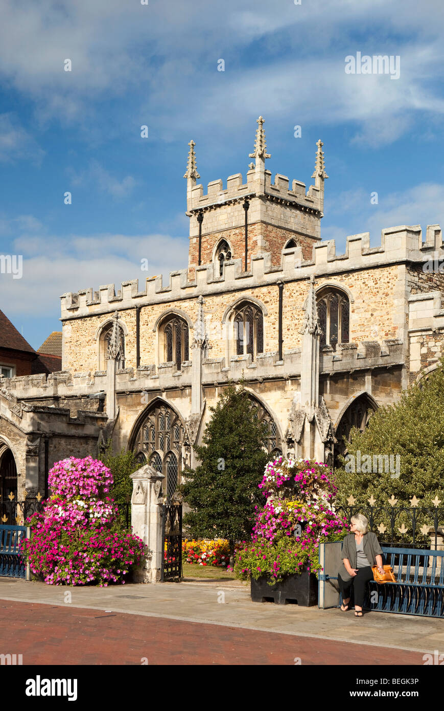 Inghilterra, Cambridgeshire, Huntingdon, centro città, display floreale al di fuori di tutti i santi la chiesa parrocchiale Foto Stock