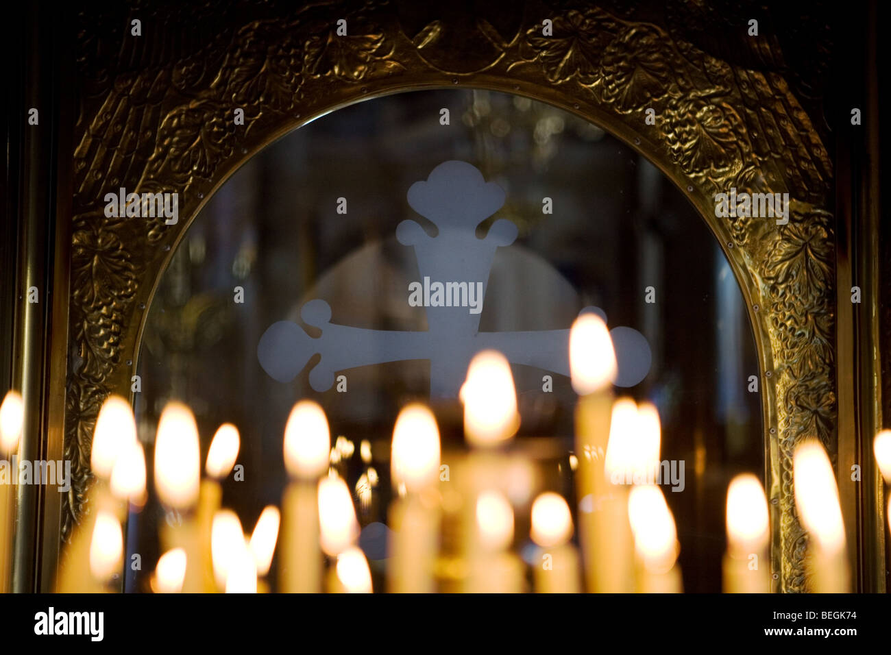 Candele in chiesa Foto Stock