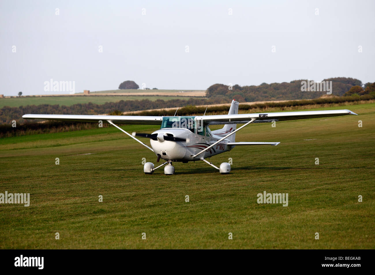 Cessna C172 G-IMAD in atterraggio a Compton Abbas airfield nel Dorset in Inghilterra Foto Stock