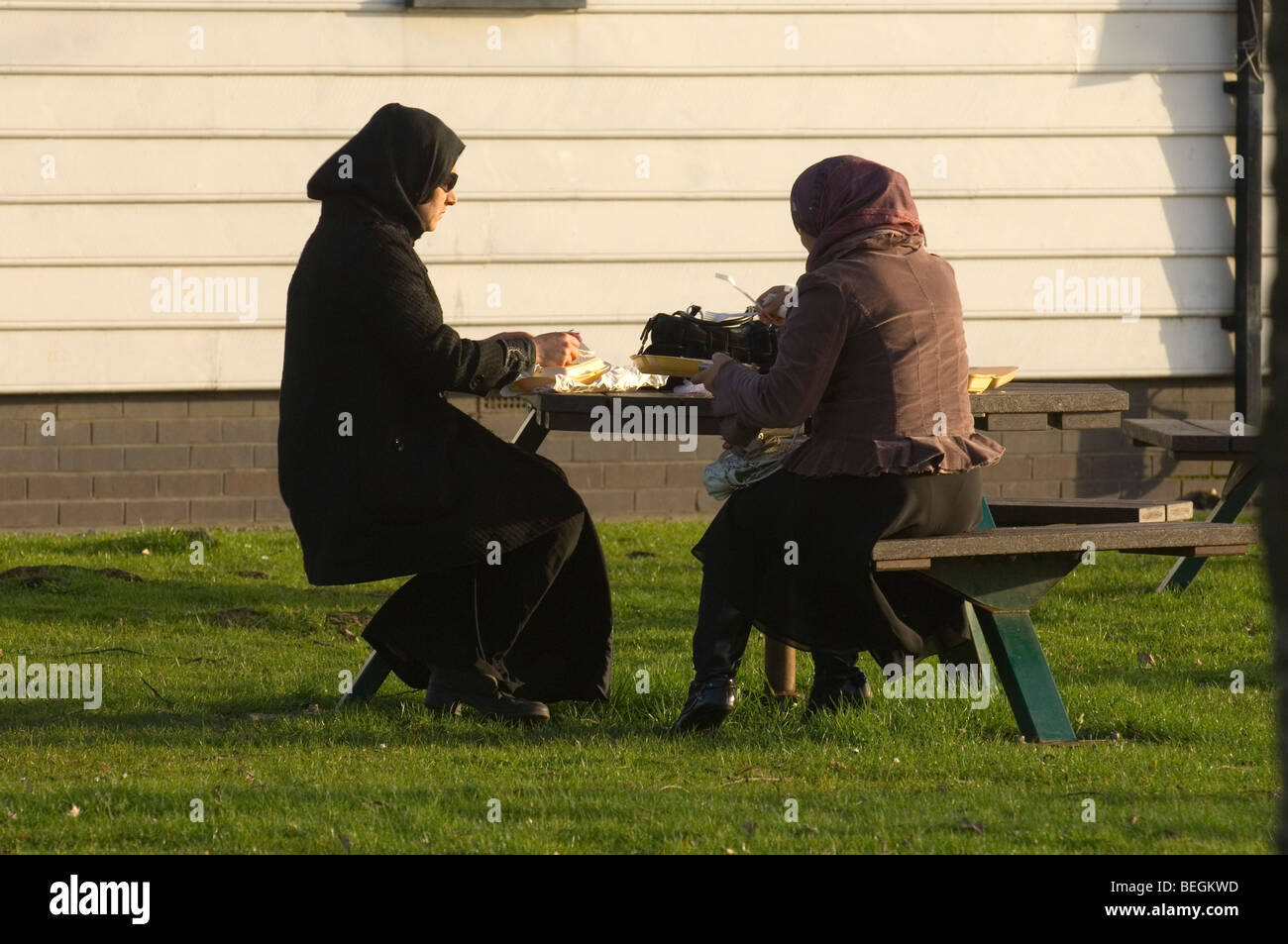 Le donne musulmane, la Baia di Cardiff, Cardiff, Galles, Regno Unito. Foto Stock