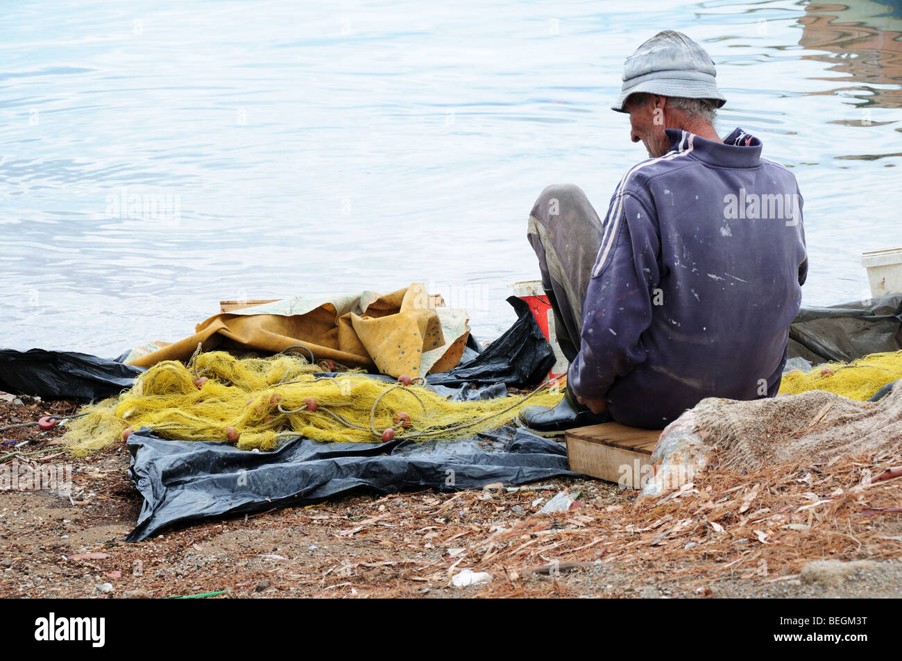 Pescatore greco rammendo il suo net Eretria Evia Grecia Foto Stock
