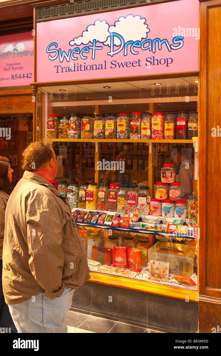Un uomo in cerca nella finestra di Sweet Dreams sweet shop store in Great Yarmouth , Norfolk , Regno Unito Foto Stock