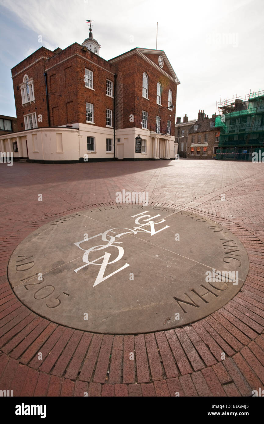 Inghilterra, Cambridgeshire, Huntingdon, High Street, memoriale di carta impostato nella pavimentazione pedonale al di fuori del municipio Foto Stock