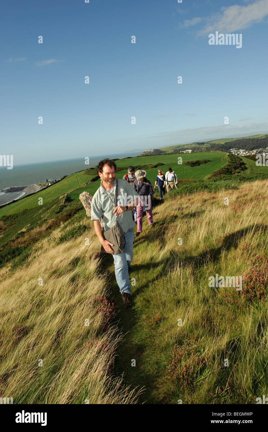 Un botanico con il Consiglio di campagna per il Galles che portano un bio-diversità natura a piedi fino Pendinas Hill fort, Aberystwyth REGNO UNITO Foto Stock