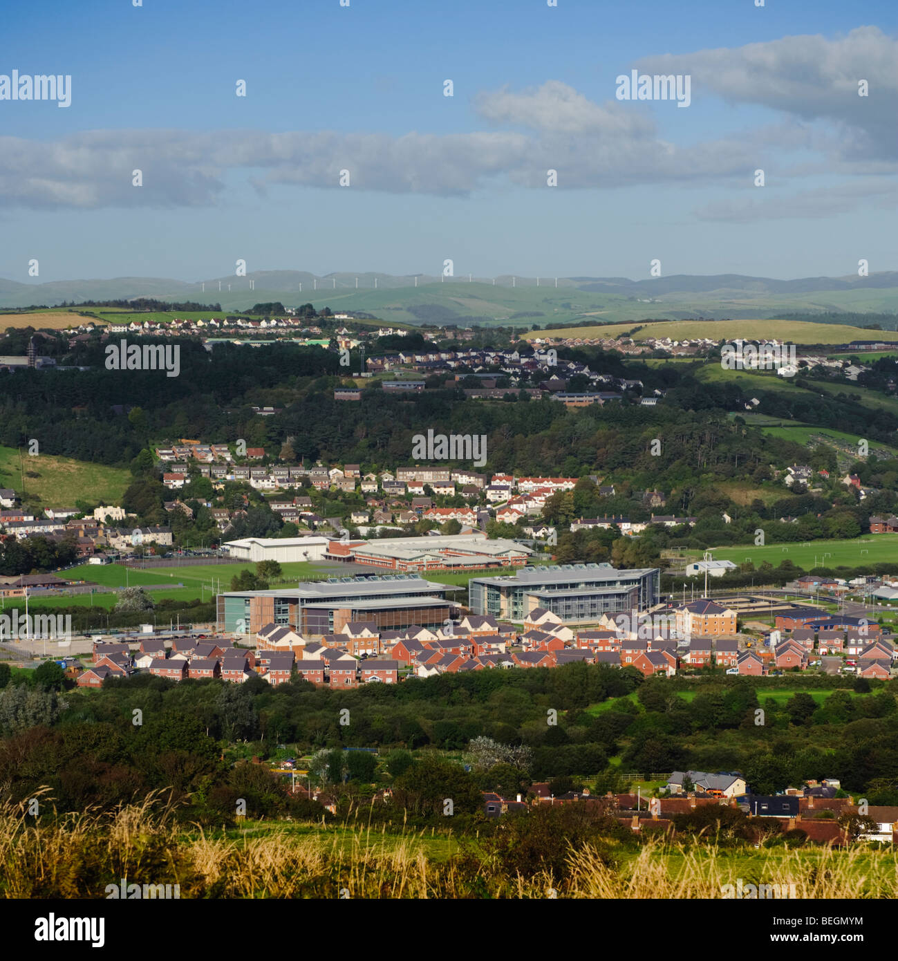 Aberystwyth, con in mezzo la distanza dei nuovi uffici del Welsh Assembly Government e Ceredigion County Council, Wales UK Foto Stock