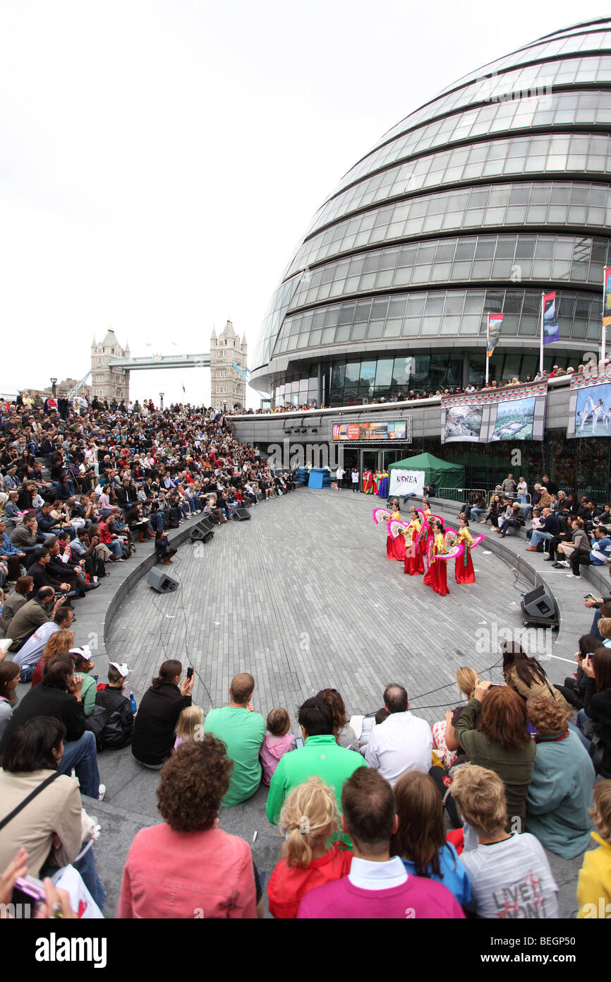 Thames Festival di danza Thai dimostrazione al di fuori di Londra gli uffici governativi più in Londra Foto Stock