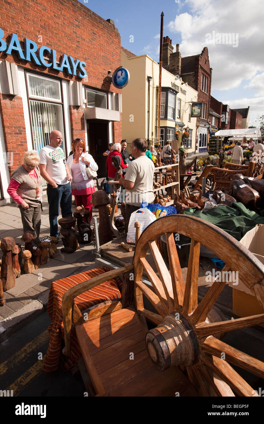 Inghilterra, Cambridgeshire, St Ives, pavimentazione, mercato settimanale in corso nei pressi di Barclays Bank branch Foto Stock