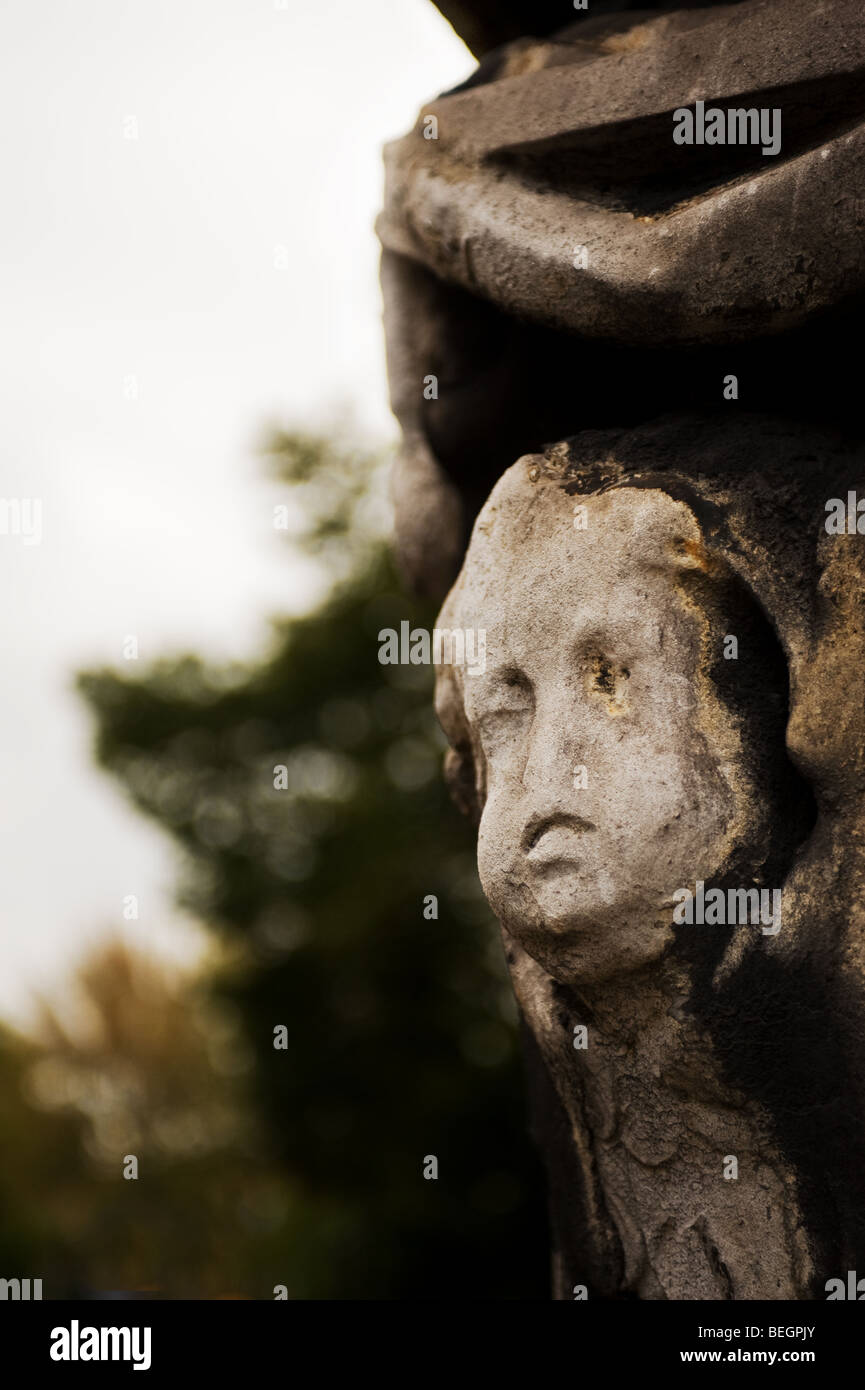 Una scultura in pietra di un cherubino che soffrono di erosione e danni da inquinamento a Londra. Foto di Gordon Scammell Foto Stock