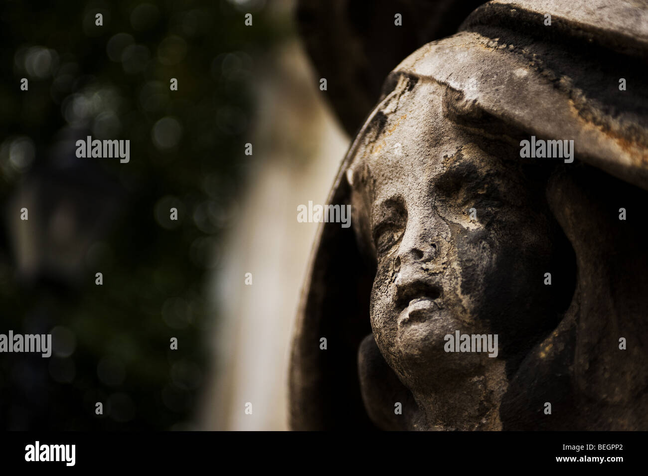 Gli effetti degli agenti atmosferici e dell'inquinamento che si manifestano sulle incisioni in pietra erosa nella chiesa di St Alfeges a Greenwich a Londra. Foto Stock