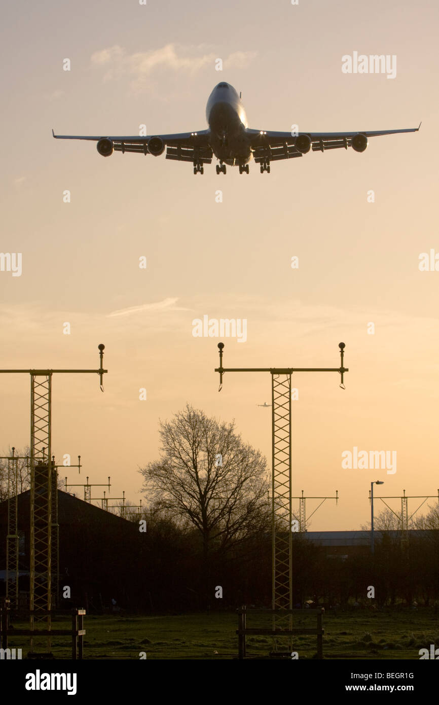 Grande aereo commerciale di avvicinamento all'Aeroporto Heathrow di Londra, Inghilterra, Regno Unito. Foto Stock