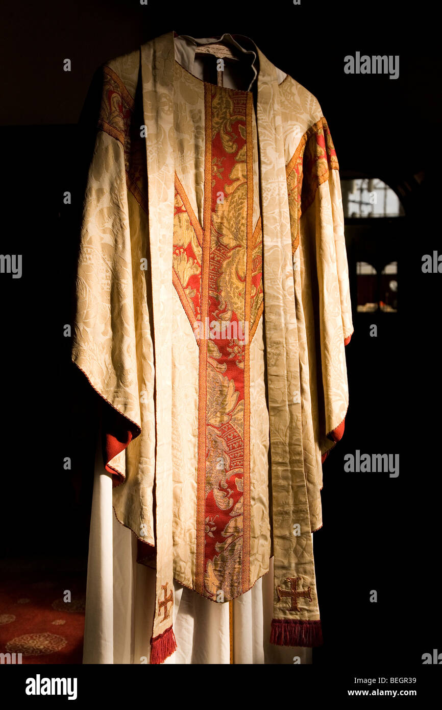 Una veste pende pronto per essere indossati da un sacerdote o un vicario in una chiesa. Foto Stock