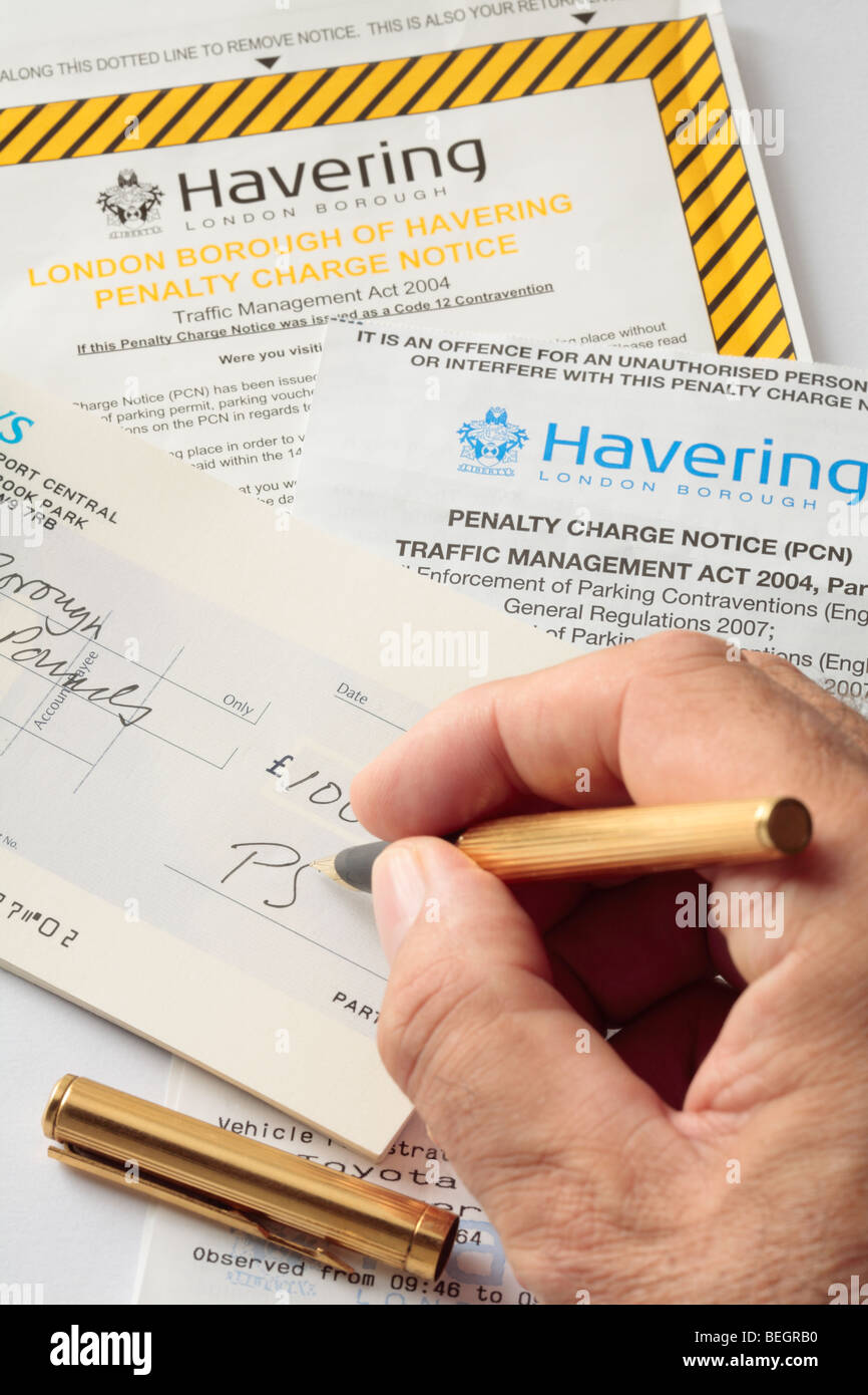 La scrittura di controllare a pagare una penalità di preavviso o parcheggio ammenda. Foto Stock