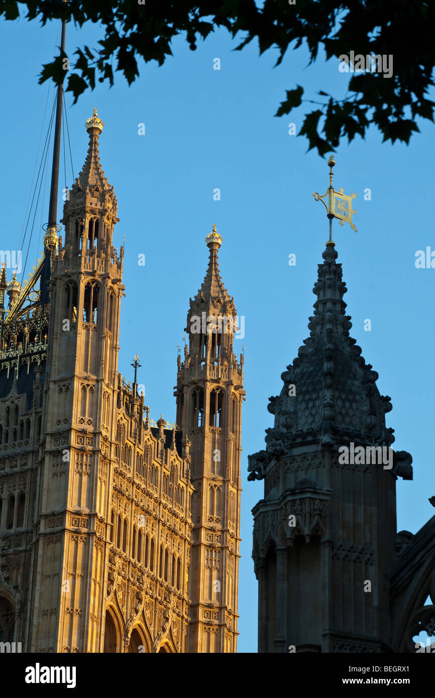 Torri di Case del Parlamento e l'Abbazia di Westminster, Londra, Inghilterra, Regno Unito Foto Stock