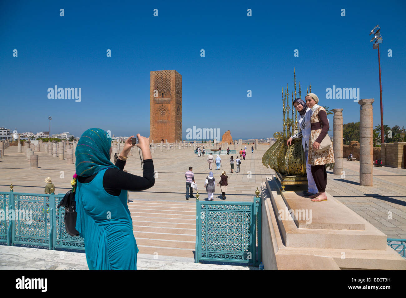 Ragazze marocchine di scattare le foto alla Torre Hassan Rabat Marocco Foto Stock
