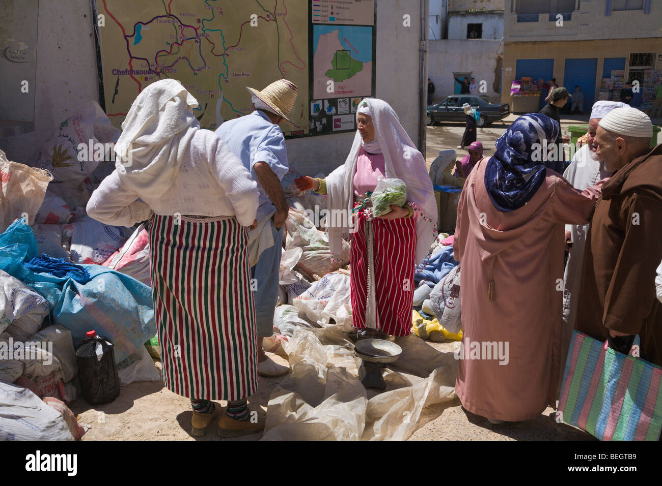 La popolazione locale a mercato Chefchaouen Marocco Foto Stock