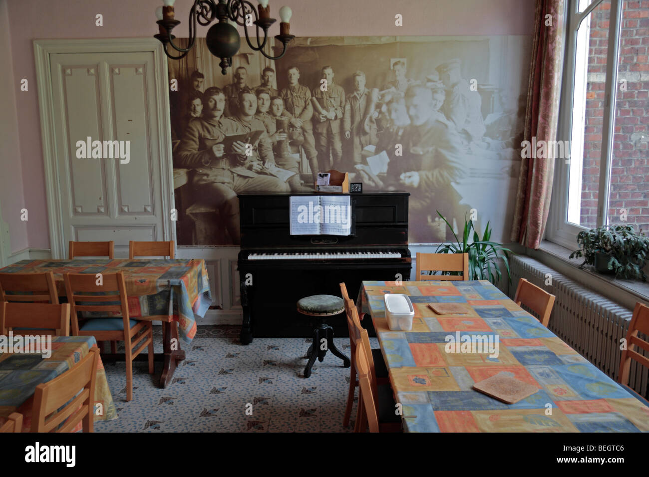 Un pianoforte e dimensioni di parete fotografia nell'area da pranzo principale di Talbot House, Poperinge, Belgio. Foto Stock