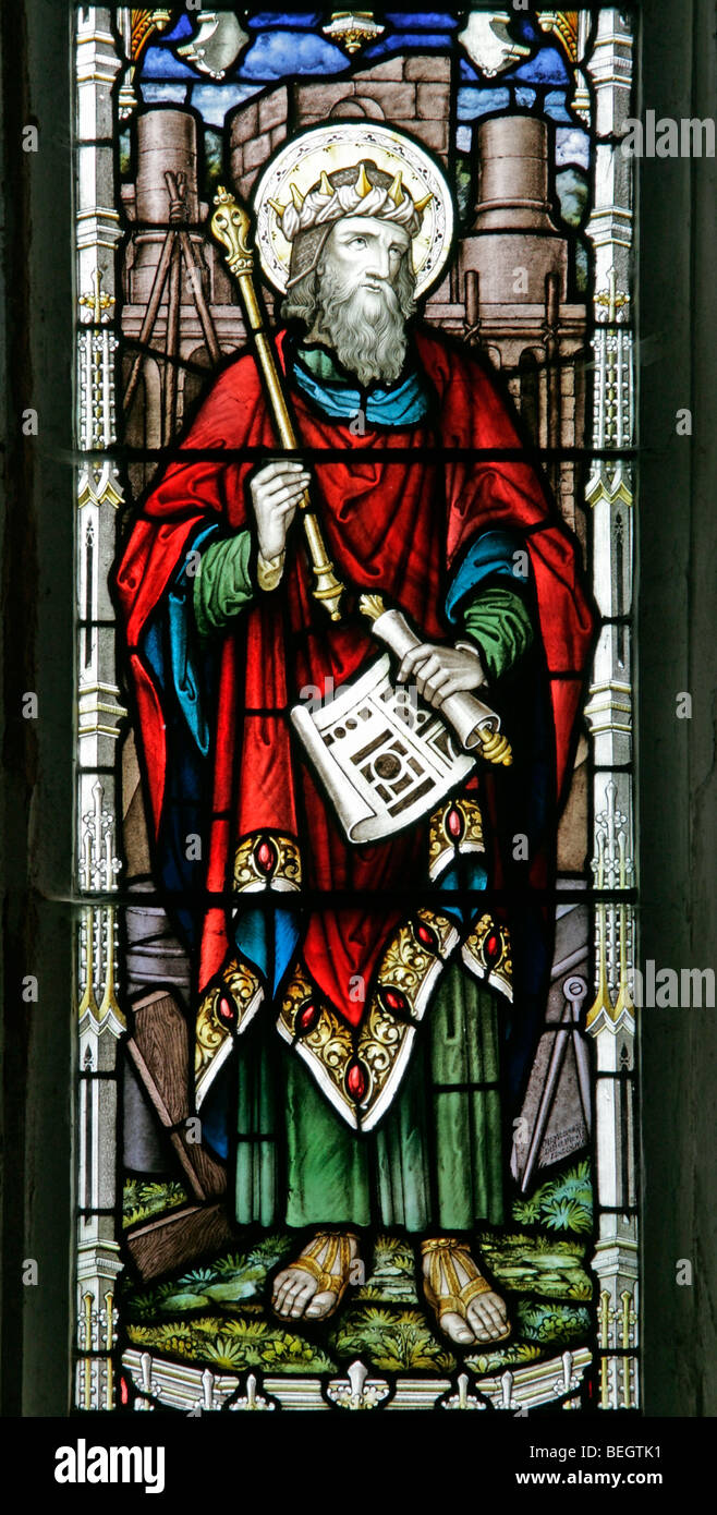 Una vetrata di un L Moore raffigurante il re Salomone che ha in programma il suo tempio, la chiesa di Sant'Andrea, Brinton, Norfolk Foto Stock